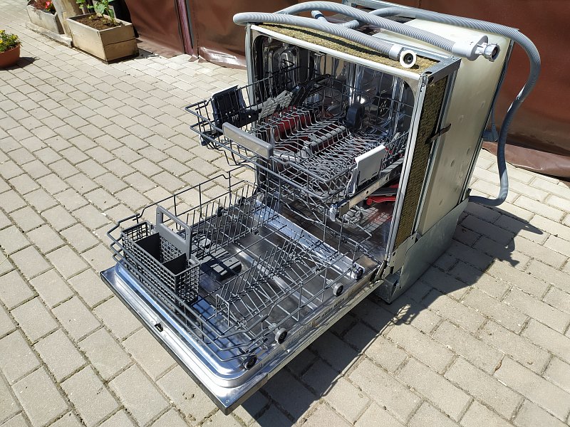 Prodám vestavnou myčku na nádobí WHIRPOOL ADG 8798