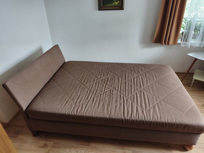 Válenda s úložným prostorem