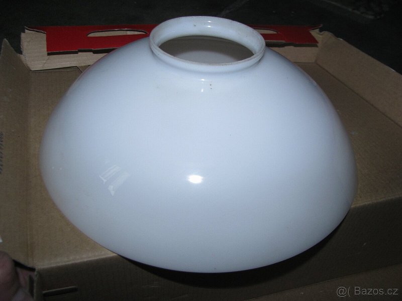 bílé stínidlo z lustru