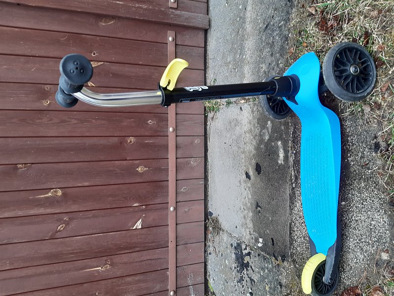 Dětská koloběžka.