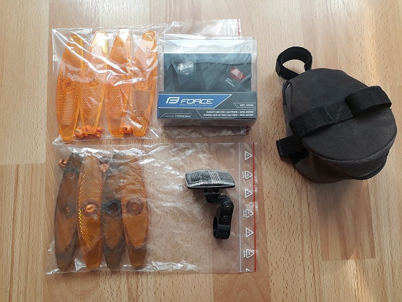 Blikačky, odrazky a brašna pod sedlo