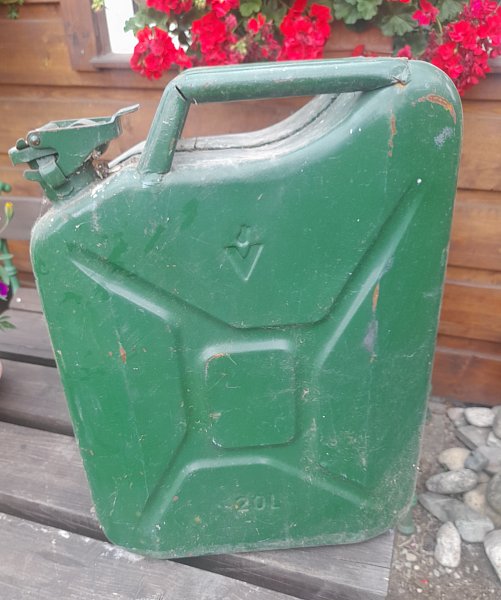 ..plechový kanystr 20l.