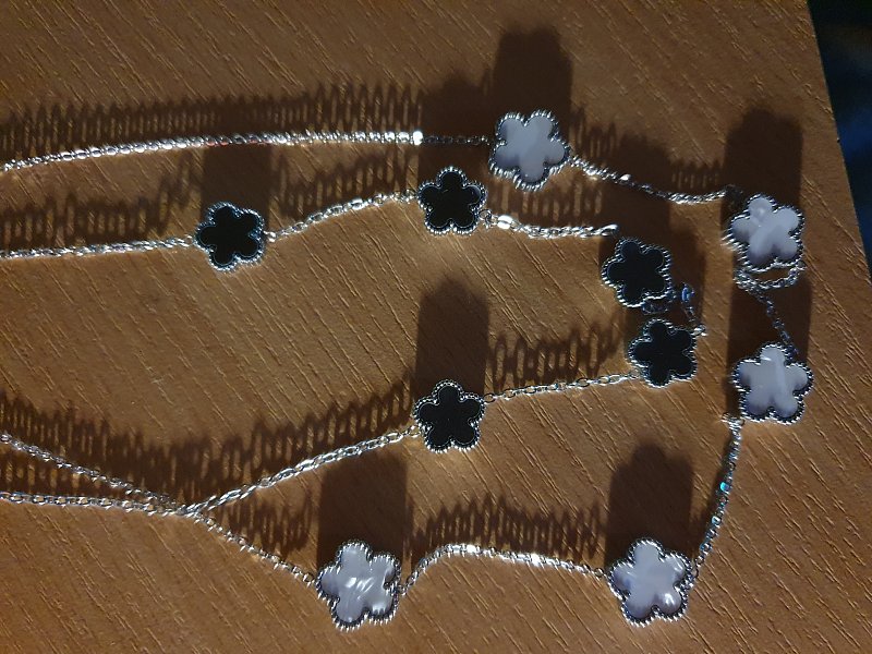 Prodám řetízky chirurgická ocel,jeden s černýma kytkami a bílí.