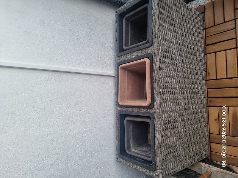 Vyvýšený květináč