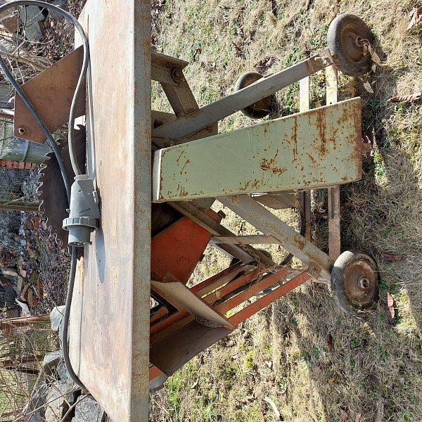 Prodám  starší  okružní  pilu.