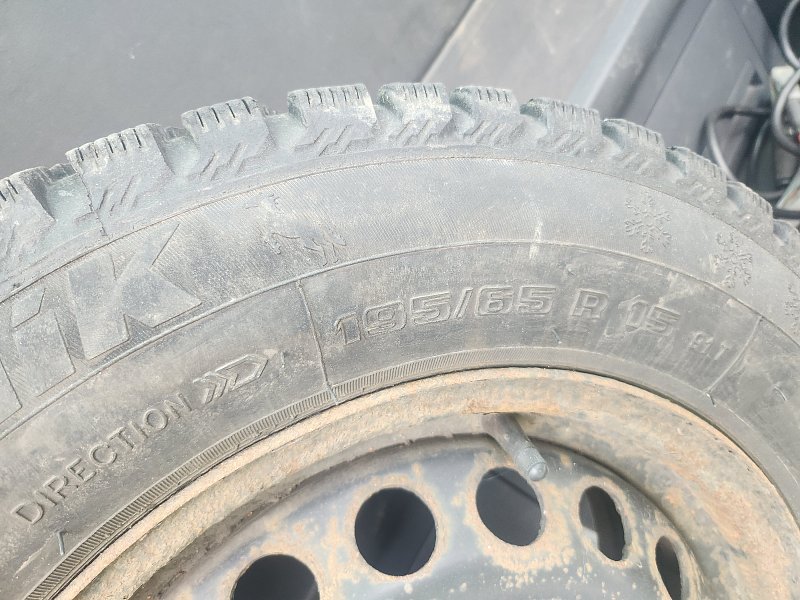 Zimni pneu s diskama 195/65 R15