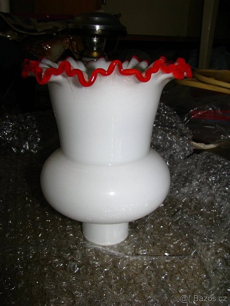 stínidlo s červeným okrajem