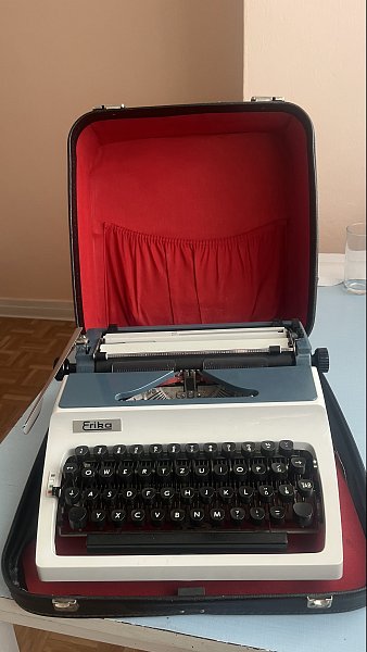 Prodám kufříkový psací stroj ERIKA