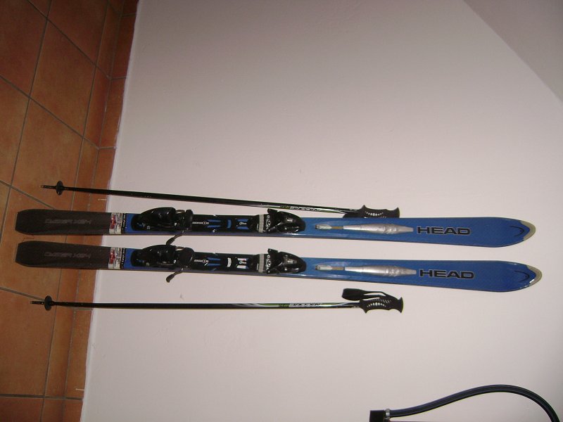 lyže a lyžařské hole