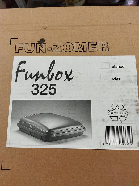 Střešní box na auto.