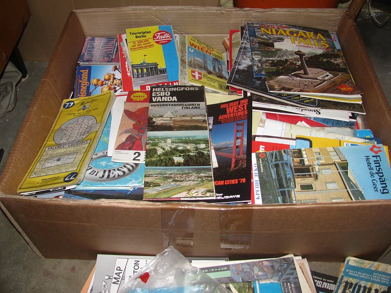 20 ti kilová krabice starých map a prospektů z hotelů