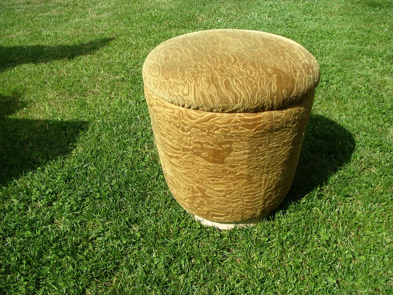 starý taburet plyšový