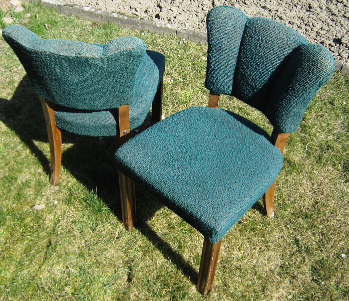 dvě starožitné židle  z masivního dřeva