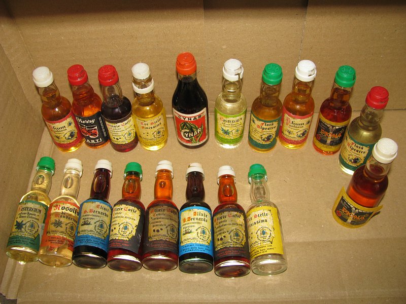 malé lahvičky od alkoholu sbírka