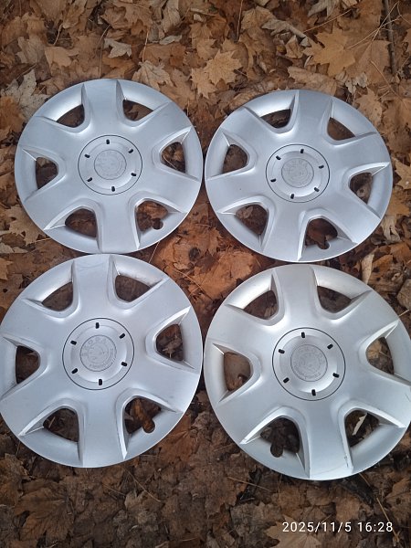 Škoda: originál poklice 15palcu,500k.c.