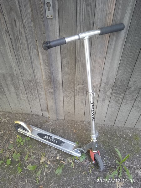 Skládací hliníková koloběžka,200k.c.