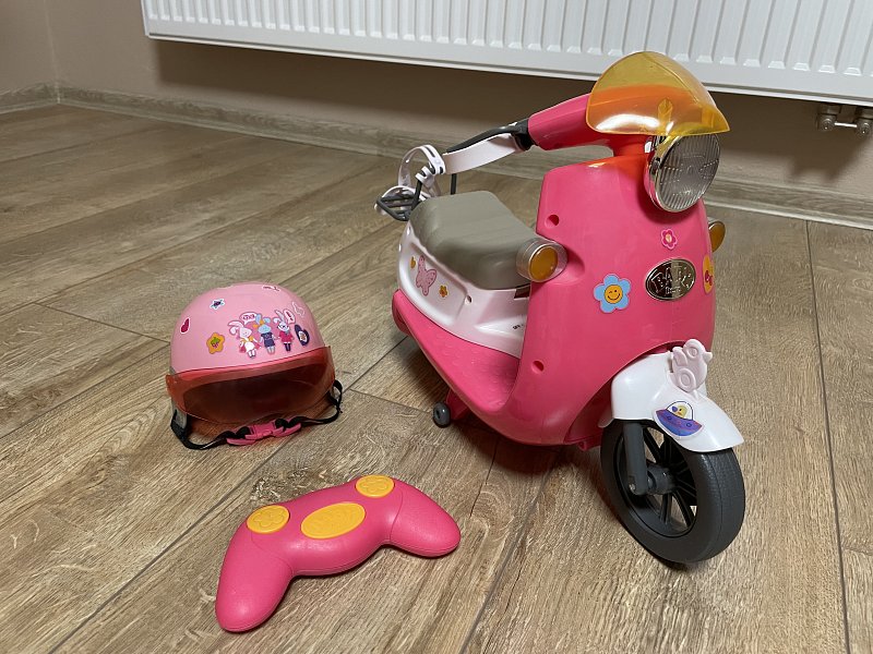 Baby born skútr na dálkové ovládání +přilba