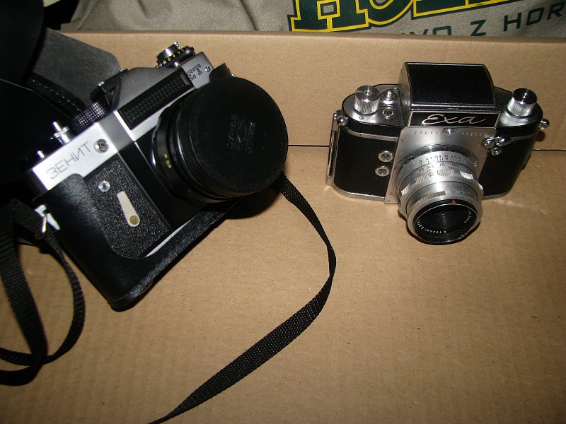 STARÉ FOTOAPARÁTY zenit a exa (lehce pošk objektiv)