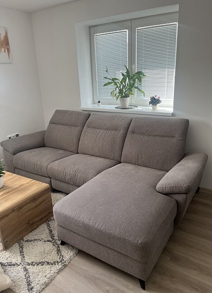 Moderní gauč s elektrickým výsuvným podsedákem