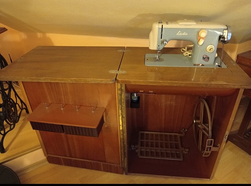 Šlapací šicí stroj