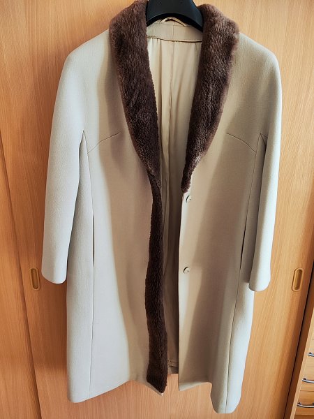 Dámský kabát s kožešinou