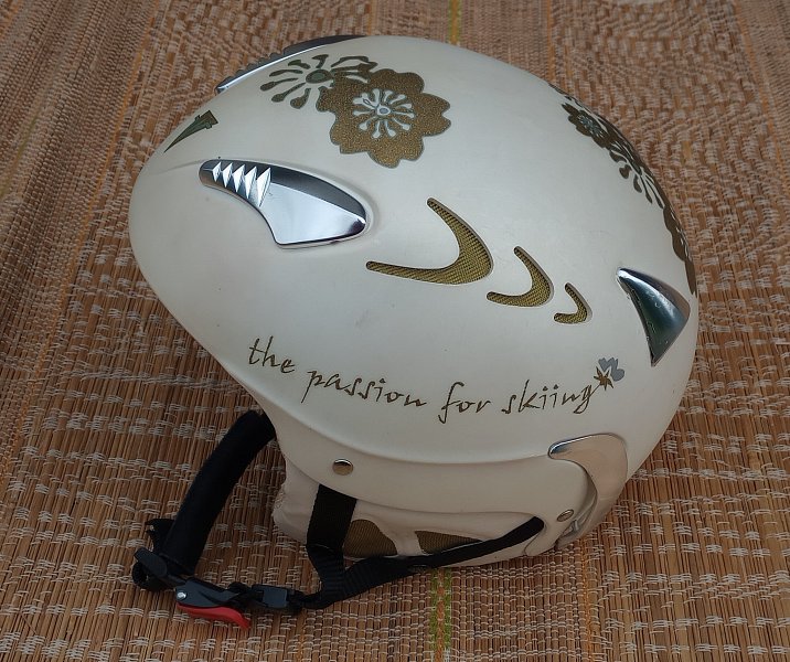 Dámská lyžařská přilba