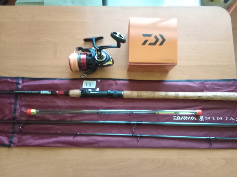Feederový rybářský prut DAIWA a naviják