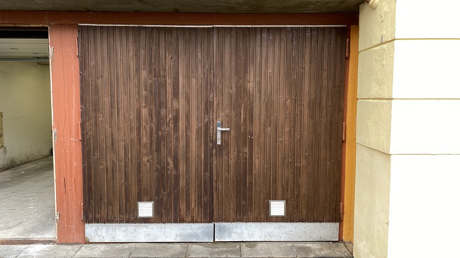 Dvoukřídlová vrata.