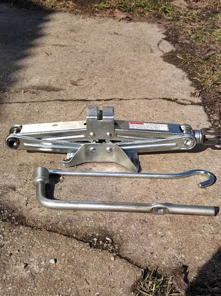 Fiat Sedici, Suzuki SX zvedák + klíč na kola