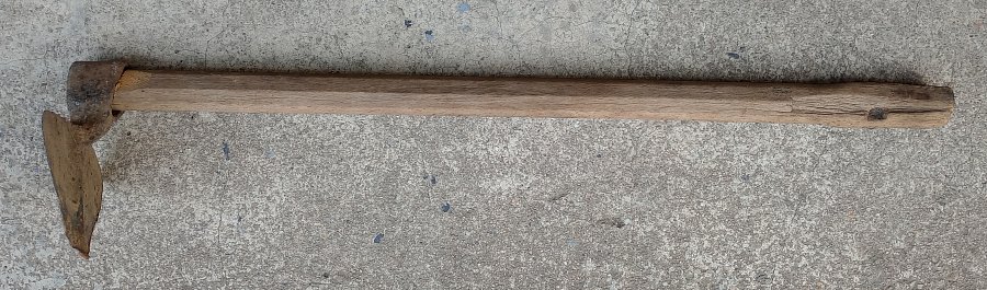 Retro kovaná motyka srdcovka