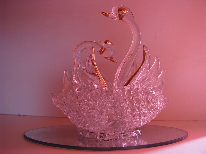 malá skleněná soška labutě