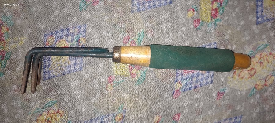 3 hrotý ruční kypřič