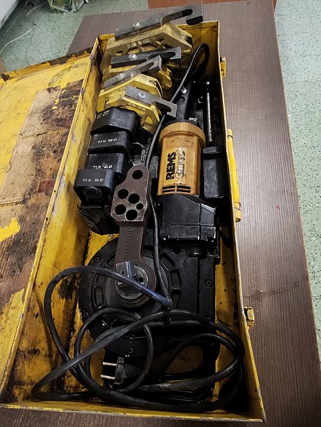 Ohýbačka trubek elektrická