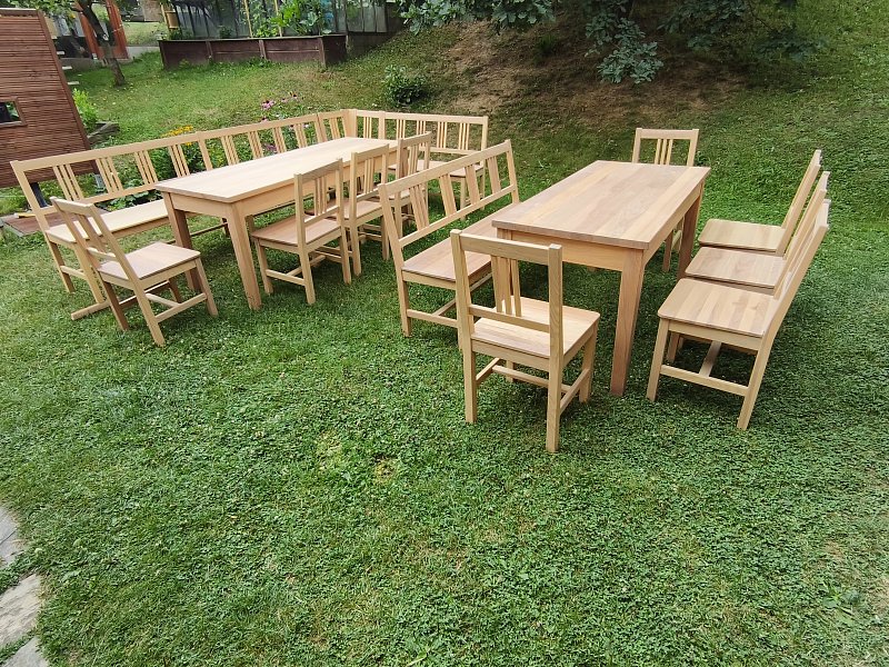 Stoly, židle, lavice