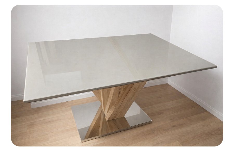 Skleněný designový stůl