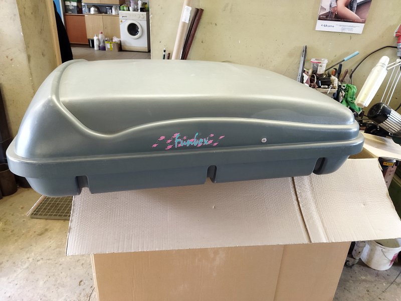 Střešní box na auto.