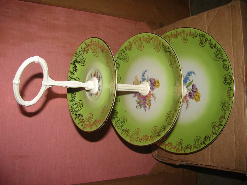 krásný porcelánový etažér na cukroví