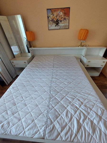 manželská postel s nočními stolky