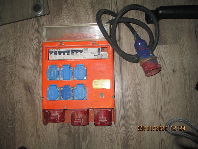 oranžový rozvaděč