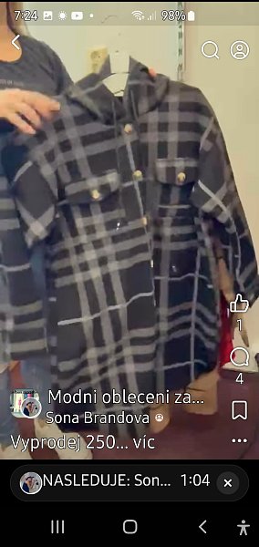 Prodám jarní kabátek s kapucí.